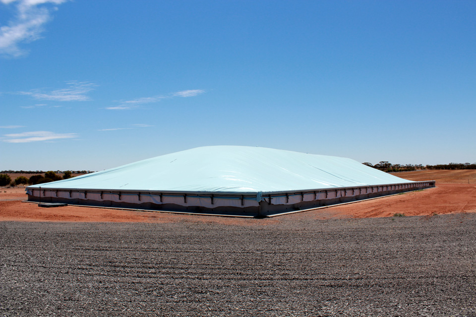 Impermeável e com proteção UV. Lona azul gelo 600gsm