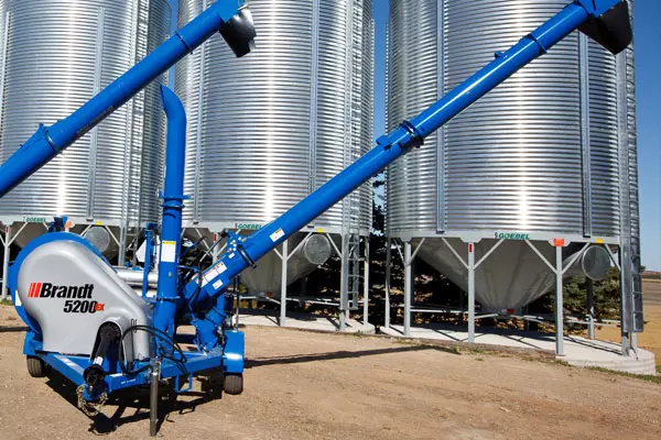 Manejo de Grãos com o Brandt 5200EX GrainVac Manejo de Grãos com o Brandt 5200EX GrainVac